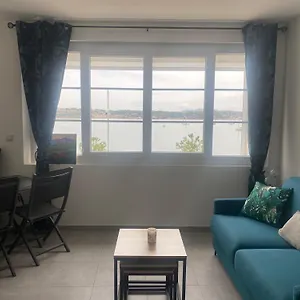 Appartement Splendide Studio Miramar Vue Mer Avec Terrasse, Bandol